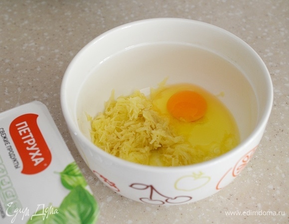 Вбейте яйцо.