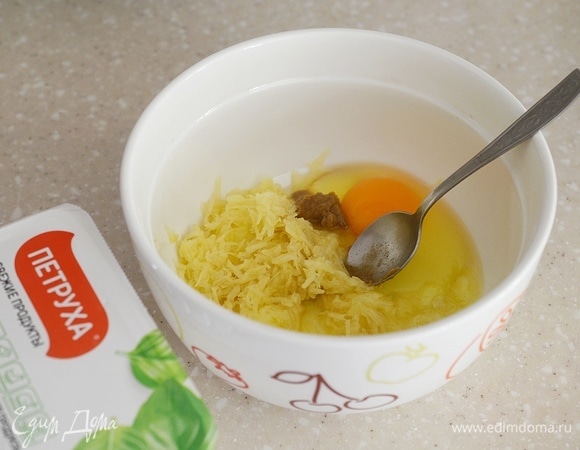 Посолите, добавьте горчицу и перец.