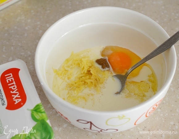 Влейте молоко.