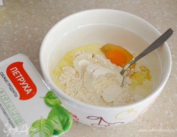 Всыпьте муку и перемешайте.
