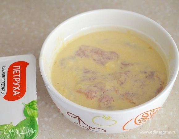 Положите в кляр куриное филе и оставьте минимум на час. Можно оставить даже на пару дней.