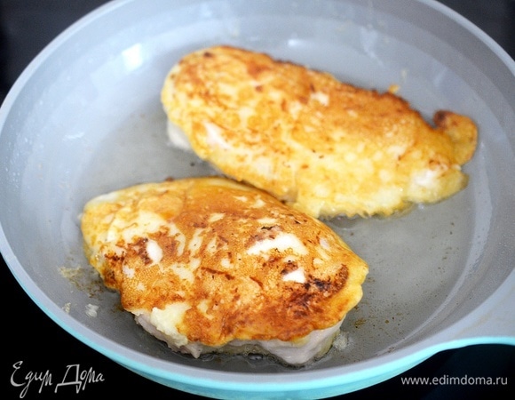 Затем переверните и обжарьте до готовности.