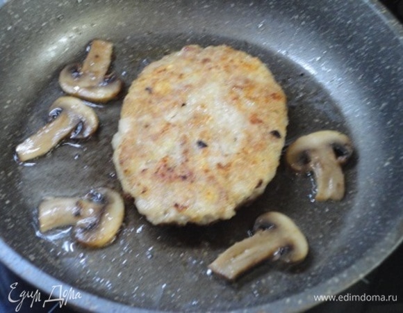 Из любимого вами фарша готовим 4 шницеля. Грибочки для подачи.