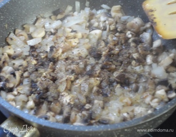Луковицу нарезаем мелкими кубиками и обжариваем на растительном масле, затем добавляем мелко нарезанные грибы, солим, перчим. Я еще добавила 1 ч. л. молотых сухих лесных грибов для аромата.