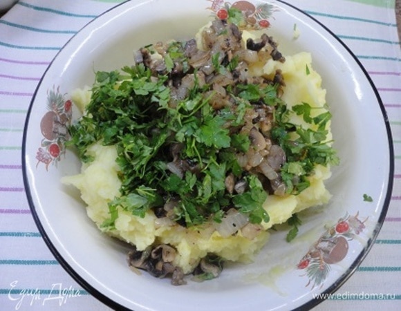 В отварной картофель добавляем сливки и сливочное масло и превращаем в пюре. Добавляем жареные грибы и рубленую петрушку с чесноком. Все перемешиваем. Гарнир готов.