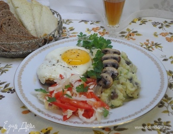 Выкладываем оригинальное пюре, декорируем грибочками и подаем с осенним салатом. Ну и грех в воскресенье за вкусным, сытным обедом не выпить рюмочку рябиновой настойки.