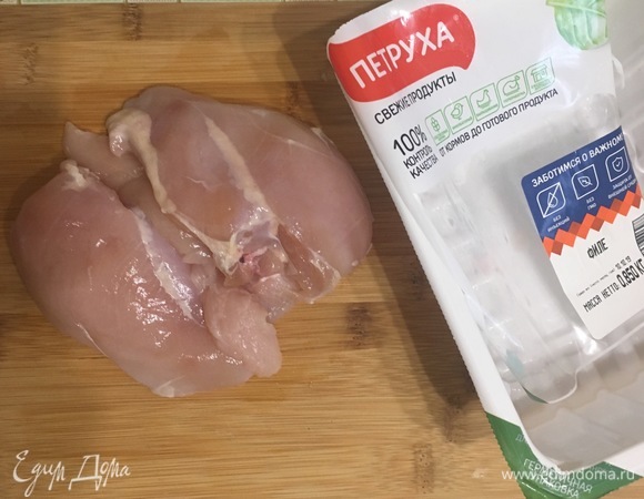 Куриное филе промыть, обсушить салфеткой и сделать фарш.