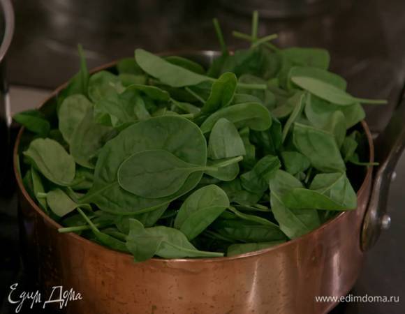 Разогреть в тяжелой глубокой сковороде по 1 ст. ложке оливкового и сливочного масла, выложить шпинат и на маленьком огне дать ему поплыть, затем накрыть крышкой и выключить огонь.