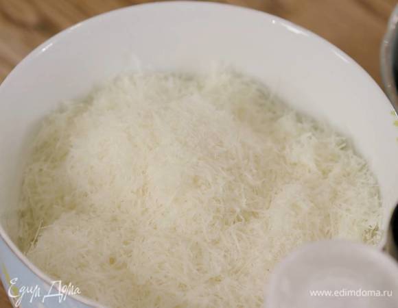 Сыр натереть на мелкой терке.