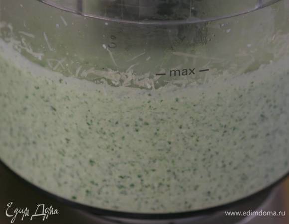 В чашу блендера выложить творог, добавить яйца, желток и щепотку соли, взбить все в гладкую массу, затем, не выключая блендера, всыпать половину натертого сыра и взбить все еще немного, добавить шпинат, оставшийся сыр и взбить все в однородную массу.