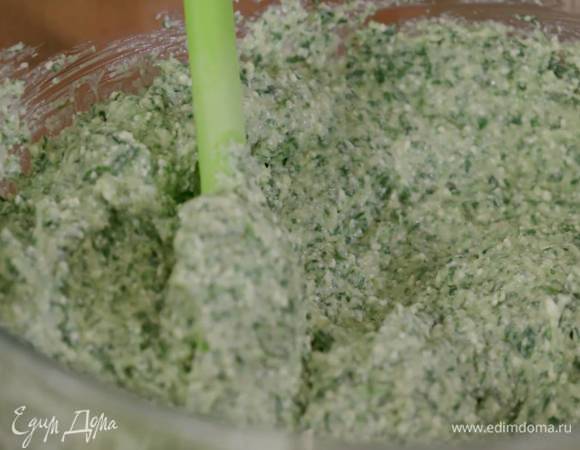 Всыпать в творожную массу 150 г семолины и все перемешать.