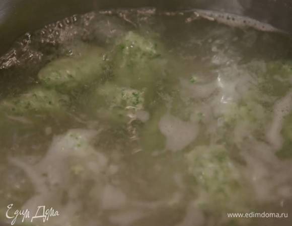 Охлажденные нуди опустить в кипящую подсоленную воду и варить 3‒4 минуты.