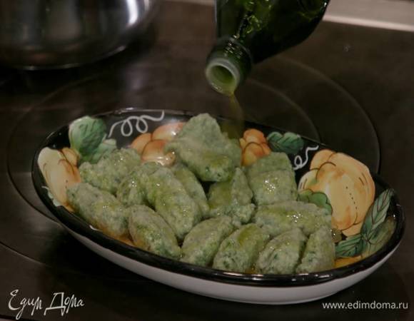 В глубокую посуду влить немного оливкового масла, выложить готовые нуди и сбрызнуть оставшимся оливковым маслом.