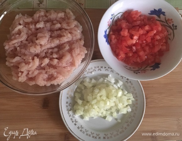 Помидор и лук нарезать мелким кубиком.