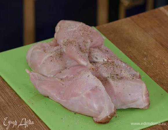 Ножки посолить и поперчить со всех сторон.