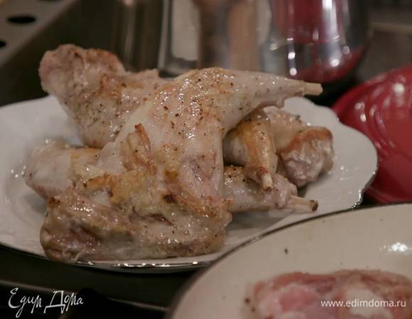 Разогреть в сковороде оливковое масло и обжаривать ножки с двух сторон до появления золотистой корочки, затем переложить на тарелку.