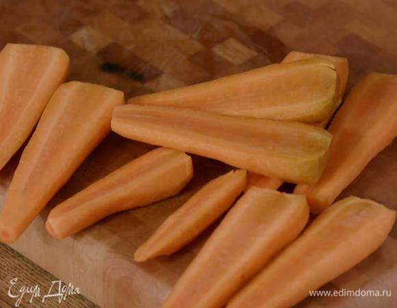 Морковь почистить и разрезать пополам вдоль.<br />
 