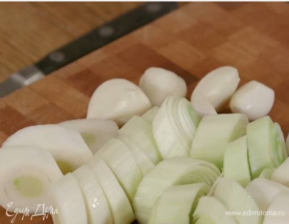 Светлую часть лука-порея нарезать толстыми кольцами.<br />
 