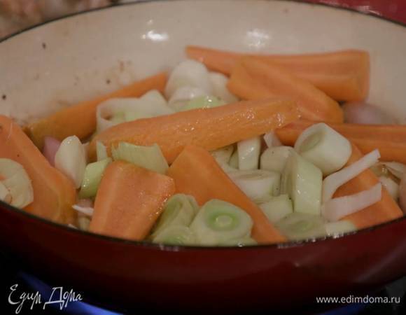 В сковороде, где жарился кролик, обжарить подготовленные овощи, так чтобы они пропитались маслом.