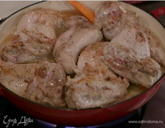 Кусочки кролика разложить поверх овощей, влить сухое вино, горячий куриный бульон, накрыть крышкой и томить 2 часа на маленьком огне.