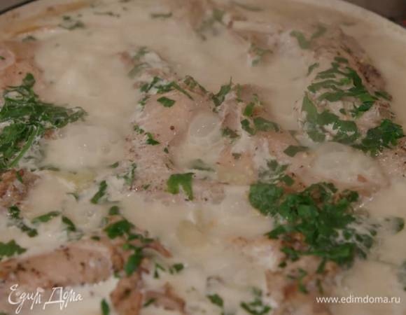 Когда кролик будет практически готов, добавить в сковороду горчицу, влить сливки и слегка перемешать.