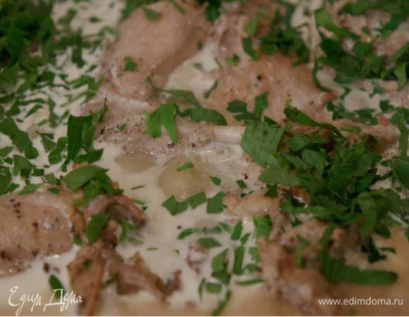 Петрушку мелко порубить и посыпать готовое мясо.