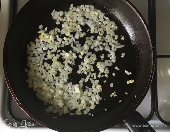 На растительном масле обжаривать лук в течение 1 минуты.