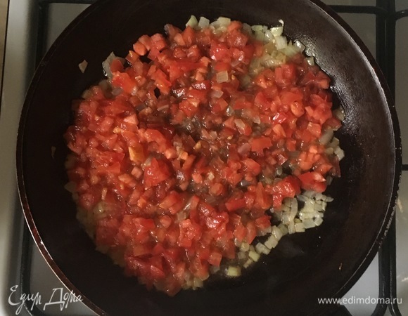 Добавить измельченный помидор и уварить до загустения пару минут.