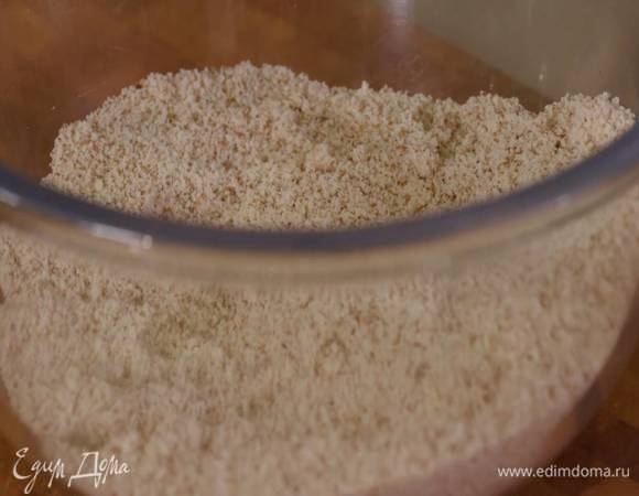 Миндаль подсушить в разогретой духовке, затем измельчить в муку.