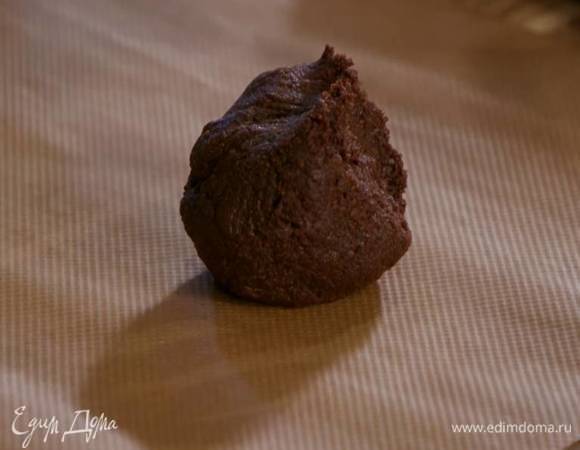 Сформировать из теста шар, завернуть в пищевую пленку и отправить на 20‒30 минут в холодильник или на 10 минут в морозильник.