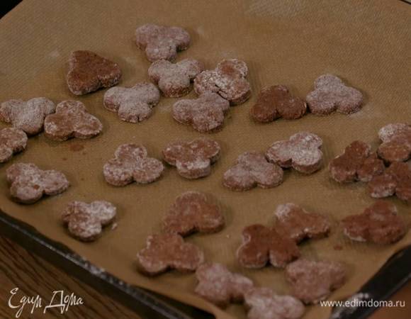 Выложить печенье на противень, выстеленный бумагой для выпечки, и выпекать в разогретой духовке 5 минут.