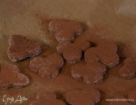 Готовое печенье посыпать оставшимся какао.