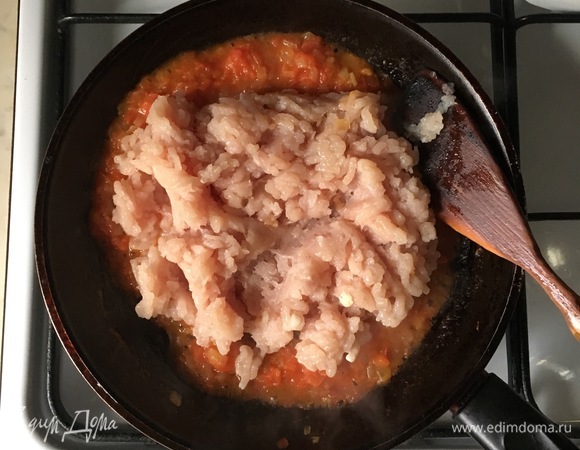 Добавить куриный фарш и обжарить до готовности, посолить и поперчить по вкусу.