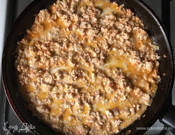 Далее влить сливки и уварить до загустения. Начинка готова.