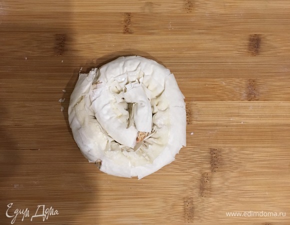 Затем скрутить в улитку. Начинки лучше много не класть, иначе все развалится. Таким образом собрать четыре улитки.