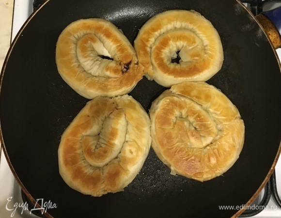 Переложить в сковороду и обжарить с двух сторон до румяной корочки на сливочном масле.