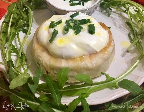 Подавать со сметаной, посыпав зеленым луком и полив растопленным сливочным маслом.