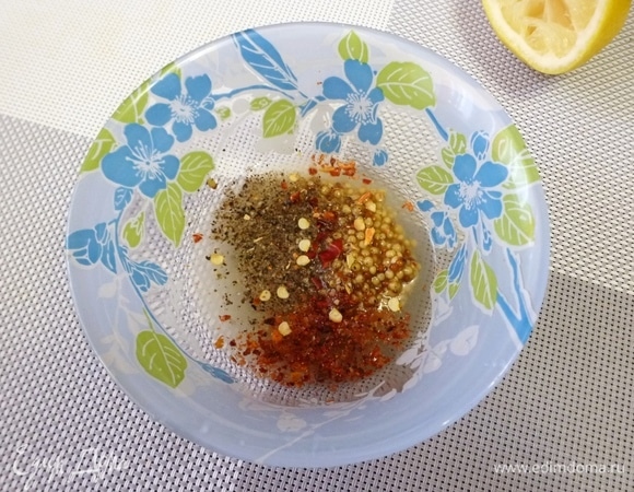 Приготовить маринад из сока лимона, горчицы, перца чили, черного перца и соли.
