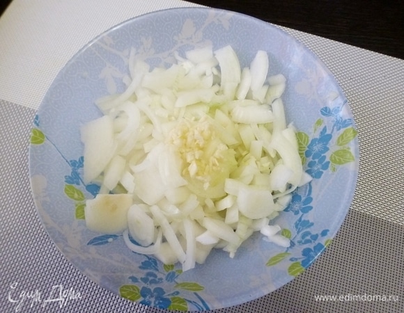 Нарезать лук, чеснок мелко нарубить.
