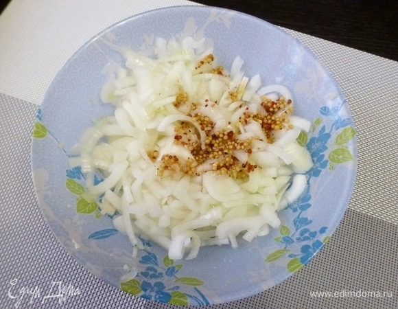 Смешать лук и чеснок с маринадом.