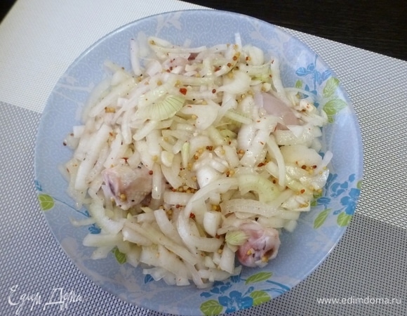 Куриные голени положить в смесь лука с маринадом. Мариновать не менее 4 часов, но лучше подольше, часов 10–15.