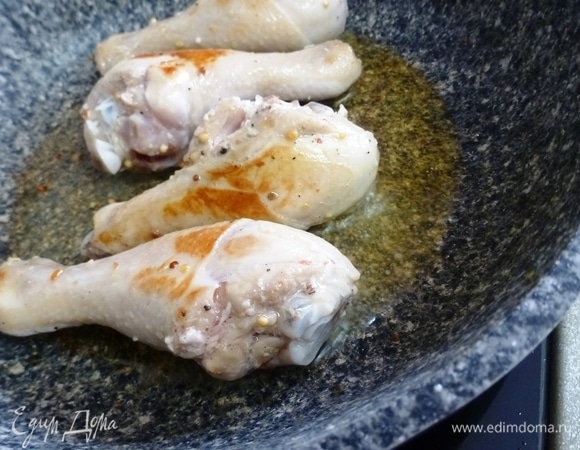 По истечении времени очистить голени от лука и быстро обжарить до золотистой корочки. Затем выложить ножки на тарелку.