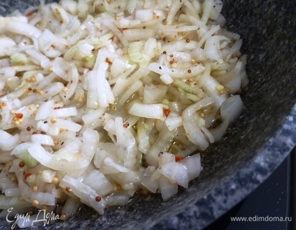 В эту же сковроду выложить лук вместе с маринадом и тушить на небольшом огне до начала карамелизации. Лук станет вязким, мягким и начнет темнеть. Не делайте огонь сильным, иначе лук поджарится, а он должен томиться.