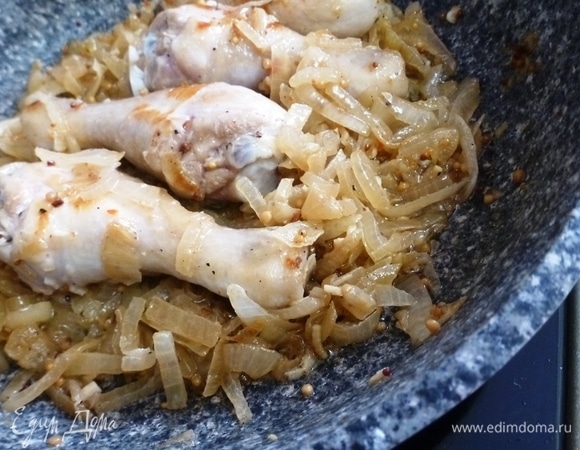 Отправить в сковороду к луку обжаренные голени.