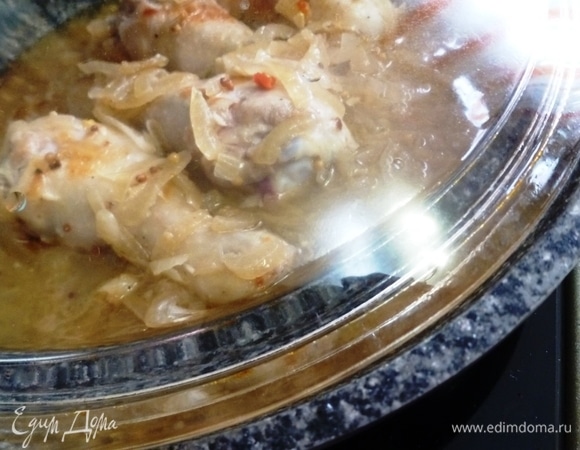 Добавить воду, чтобы она покрыла голени наполовину. Томить ножки с луком на маленьком огне около часа, до выпаривания влаги. Голени станут мягкими, сочными, а лук превратится в густой соус.