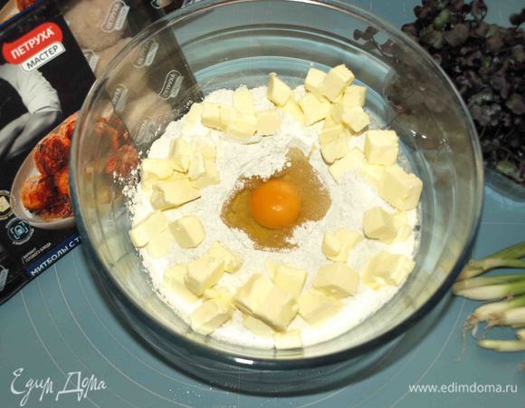 В миску просеять три вида муки, добавить соль, нарезанное кубиками сливочное масло (охлажденное), яйцо. Перетереть в крупную крошку. Добавить молоко и замесить тесто. Регулировать молоко (может понадобиться больше), но главное не сделать тесто тугим. Тесто должно получиться мягким, не липнуть к рукам и быть легким в работе.