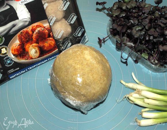 Завернуть тесто в пищевую пленку и отправить в холодильник на 30 минут.