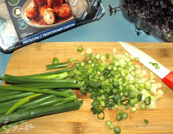 Зеленый лук мелко рубим.