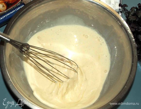 Отмеряем 200 мл сливок. Отделяем желток от белка (1 яйцо). От белка отделяем 2 ч. л. Остальной белок соединяем со сливками, остальными куриными яйцами и желтком (если яйца крупные, то достаточно два яйца). Взбиваем. Добавляем соль, перец по вкусу. Сыр измельчаем на терке и добавляем к сливочно-молочной смеси. Хорошо перемешиваем.