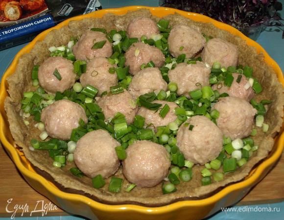 Выкладываем митболы на подготовленную основу. У меня ушло 17 шариков. Посыпаем рубленым зеленым луком.